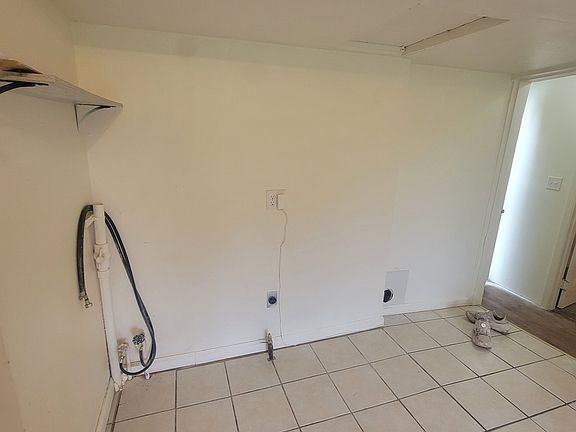 5th image of 809 S Middleboro Ave