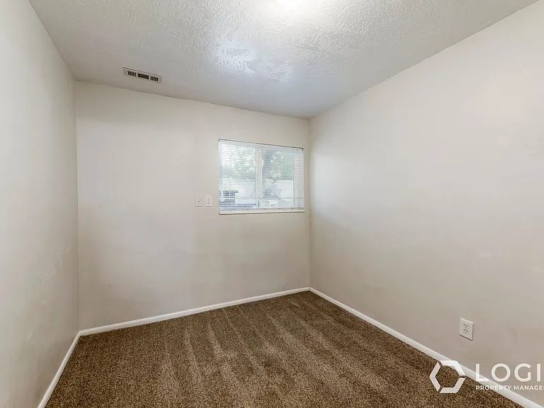 598 W 1975 N — Photo 11