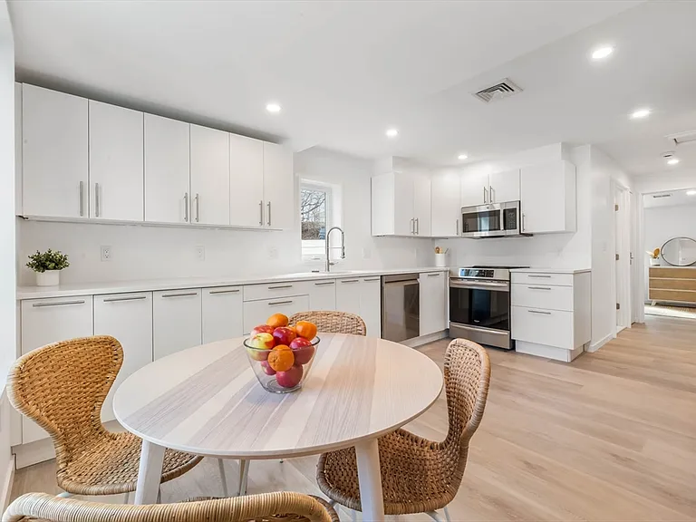 561 Beechwood St #SF — Photo 17