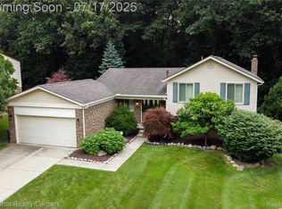 625 Ten Point Dr, Rochester Hills, MI 48309