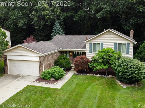625 Ten Point Dr, Rochester Hills, MI 48309