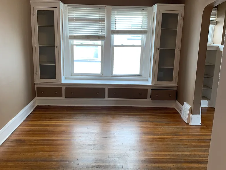 2074 Wyandotte Ave — Photo 12