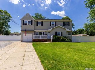 6 Cinque Ct, Bayport, NY 11705