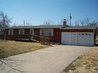 510 Iroquois Dr, Hiawatha, KS 66434