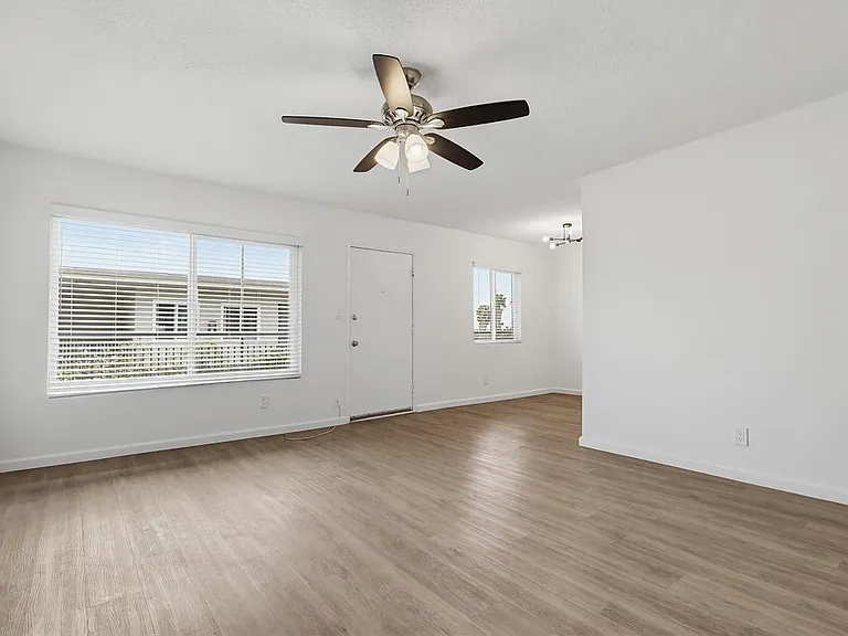 Pet Friendly Apartment Complex in South LA - Gated Parking, Laundry In-Units, Manager On-Site — Photo 19