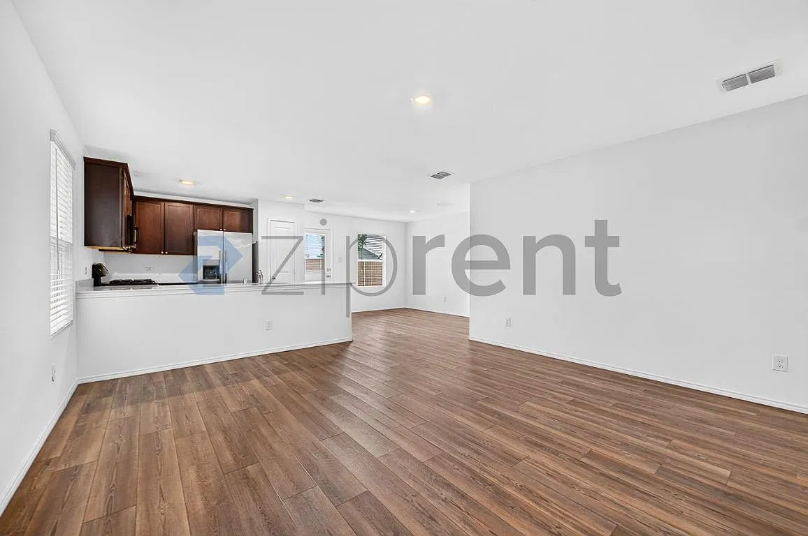3 bed, 1257 sqft, $1,750 — Photo 3