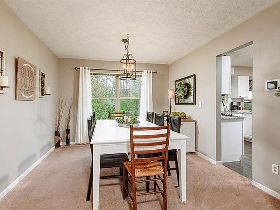 5th image of 584 Foxglove Ct