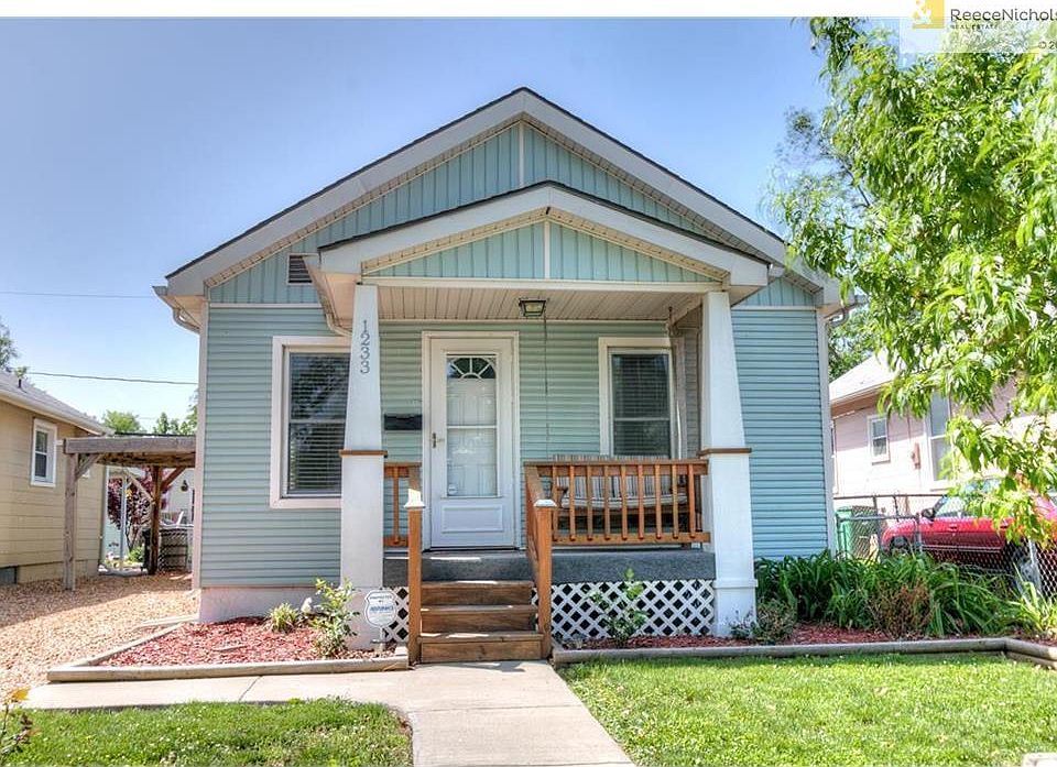The front of the home, look at that porch swing!