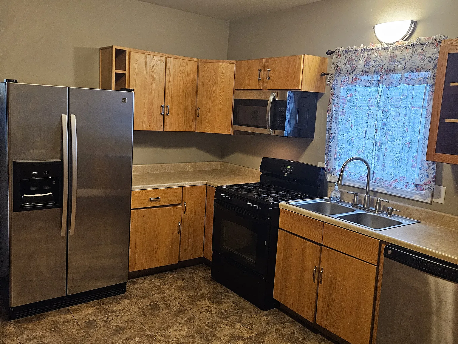 2 bed, 1942 sqft, $1,295 — Photo 2