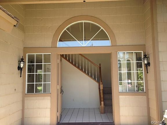 Welcome HOME! Freshly painted and ready for you.
