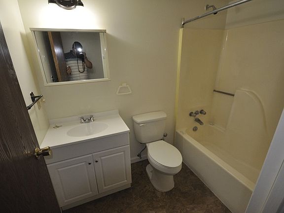 3rd image of 634 Lasalle Blvd