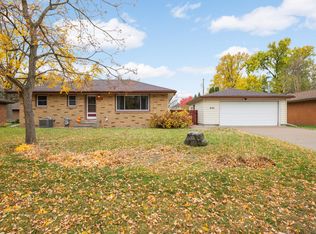 692 Grandview Ave W, Roseville, MN 55113