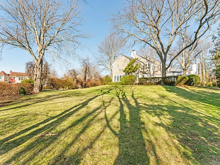 803 Barberry Ln — Photo 2