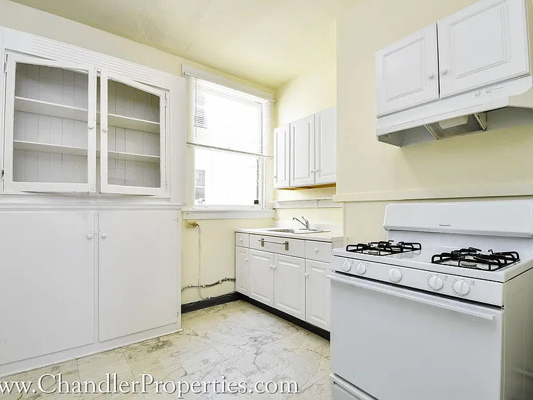 652-656 Clayton St — Photo 7
