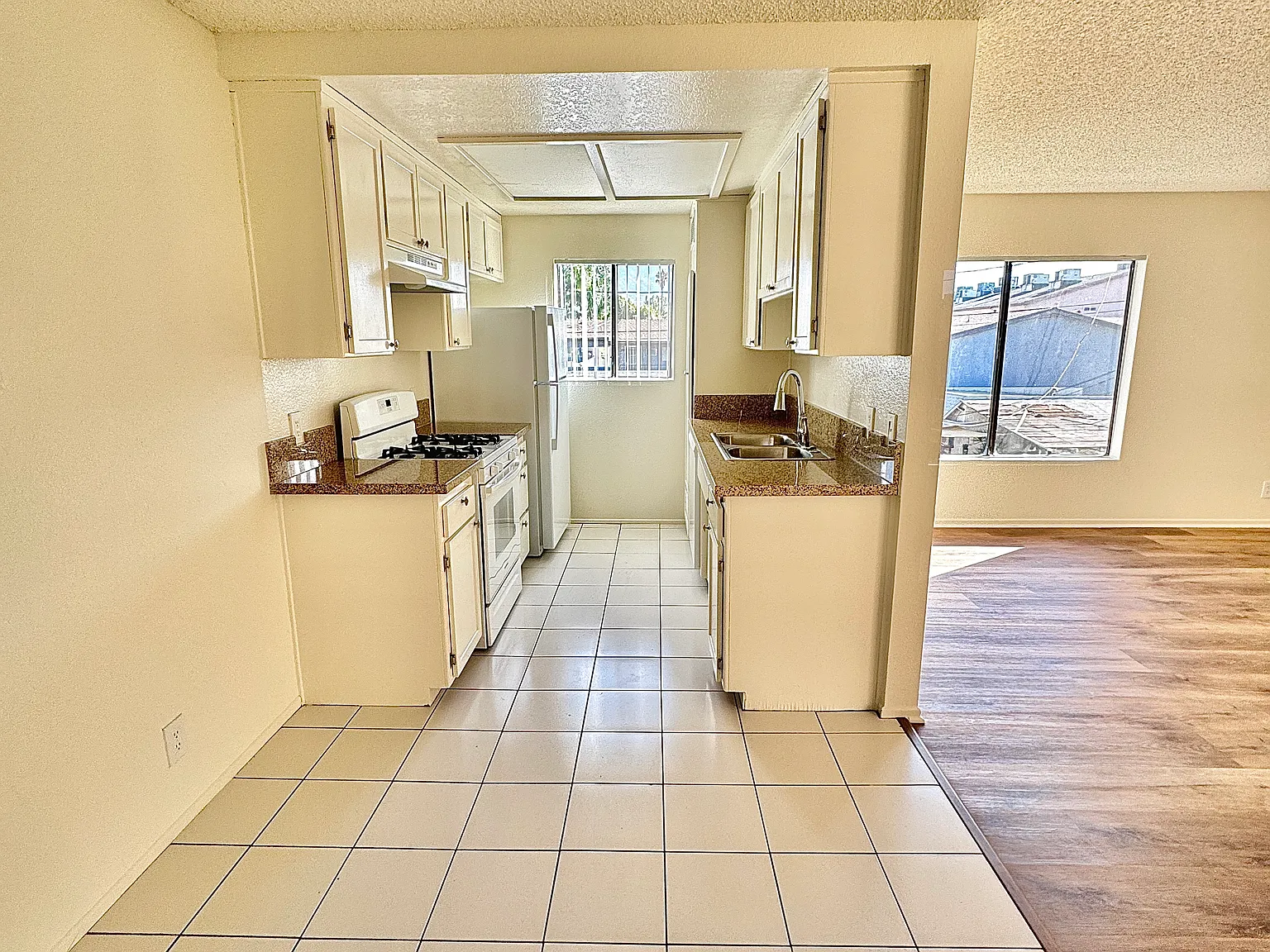 2 bed, 1000 sqft, $2,925 — Photo 4