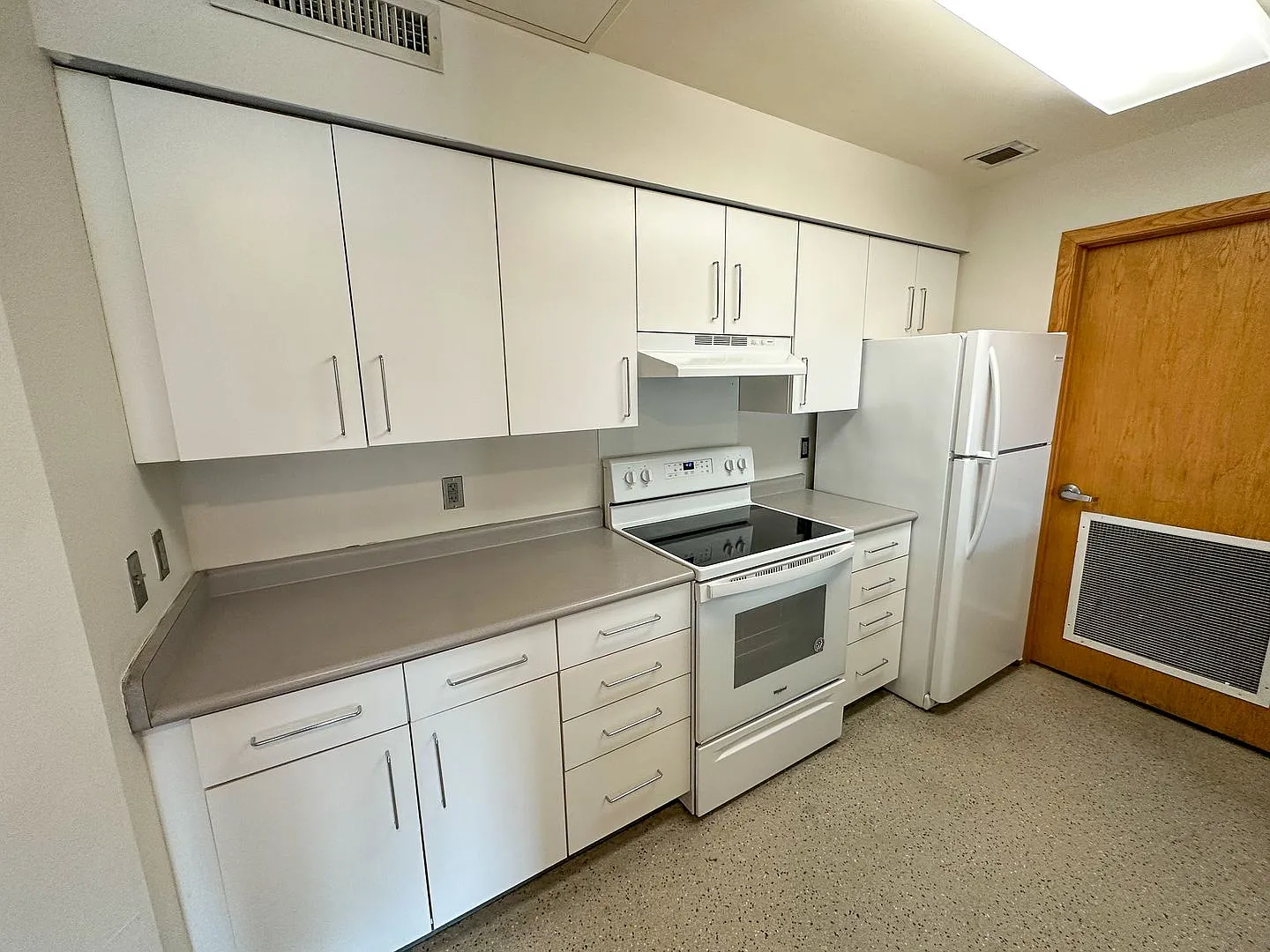 245 Hyland — Photo 3