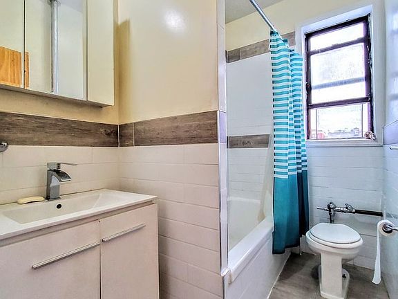 4th image of 1030 Park Pl #7E