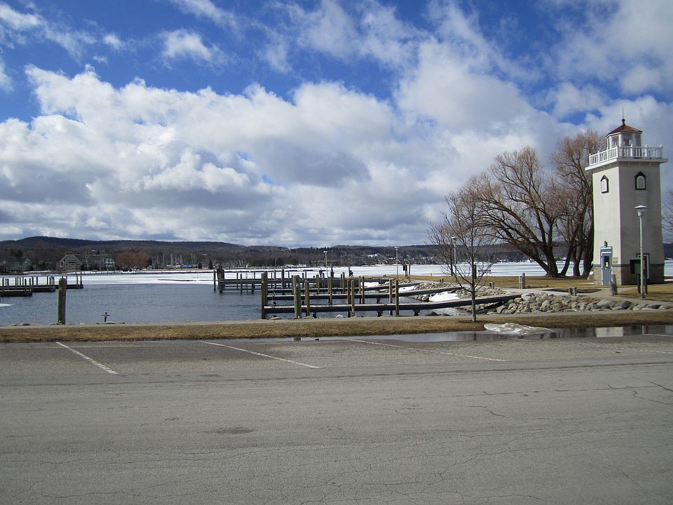 2nd image of 3 Acers Veiwing Deer Lake
