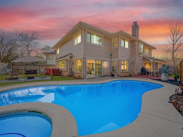 2215 Braesmeadow Ln, Sugar Land, TX 77479