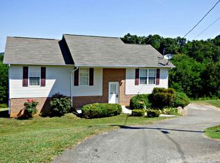 1145 Sunshine Dr, Dandridge, TN 37725