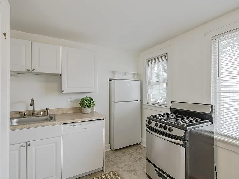 122 W Houstonia Ave — Photo 17