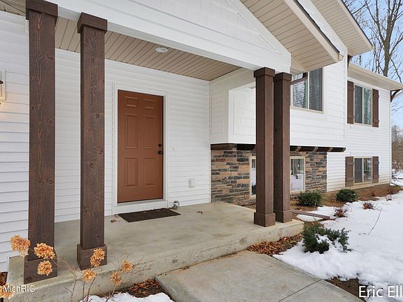 3rd image of 2615 Oak Ct