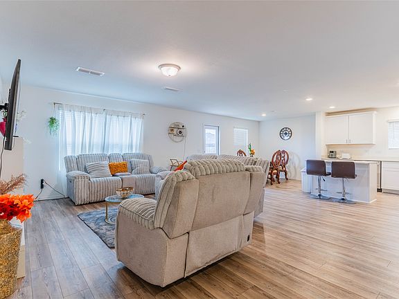 4th image of 2063 Henrietta Dr
