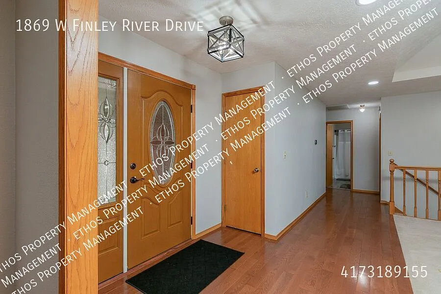 Available now! 3bed/3 bathroom home with a detached Shop/garage located in Nixa!! — Photo 3