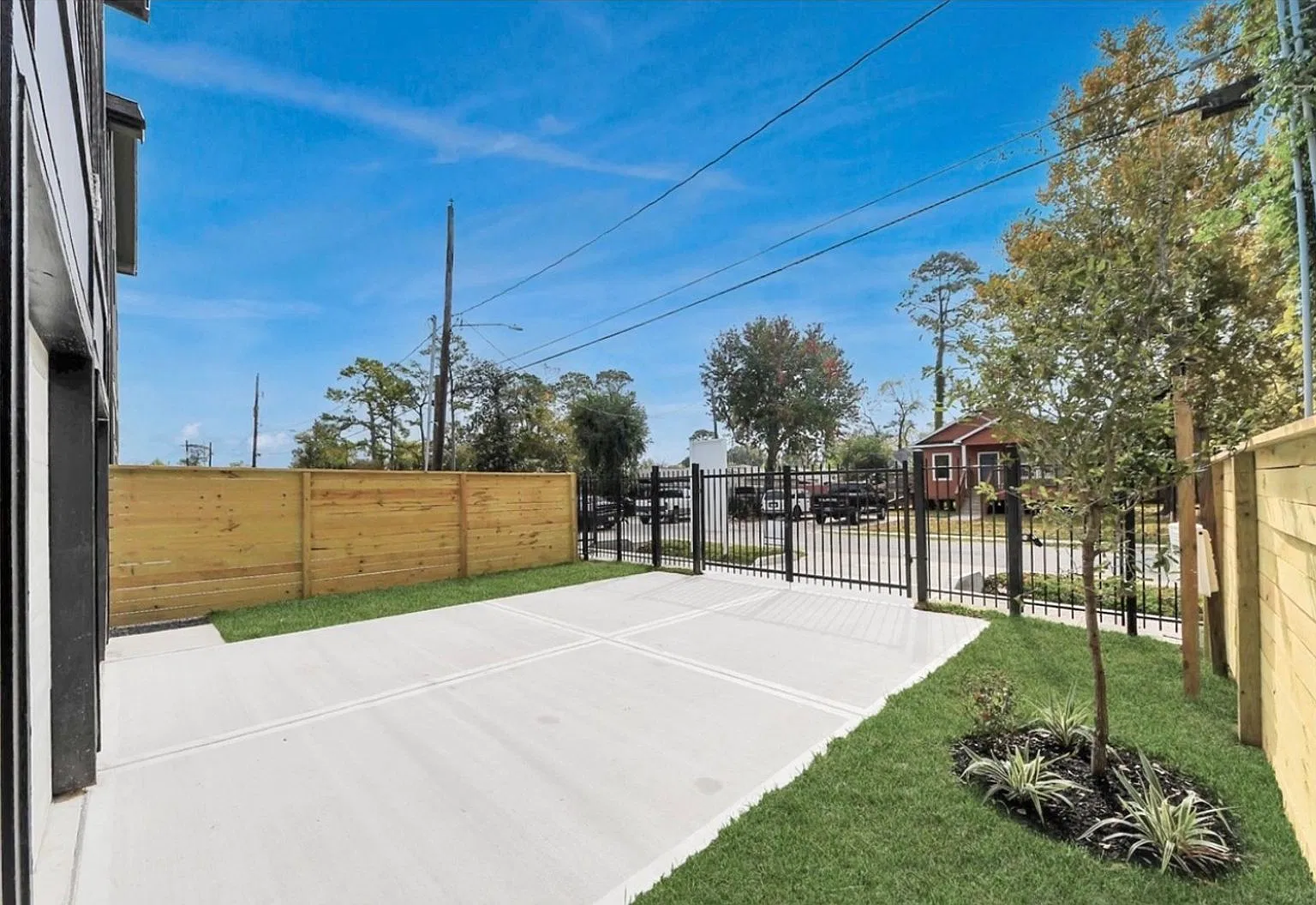 Charming 2BR Duplex in Houston — Photo 2