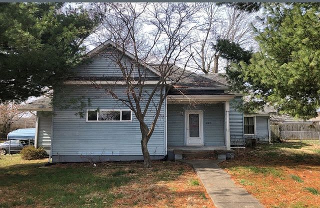 2nd image of 206 S Van Buren St