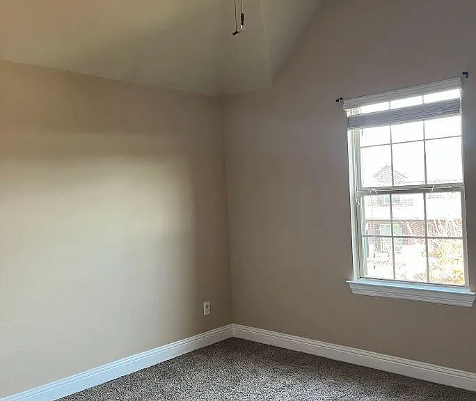 604 Darby Ln — Photo 16