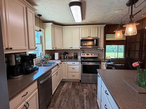 3rd image of 2096 Mount Pleasant Rd