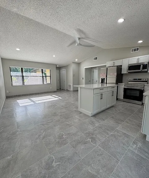 3905 Almeria Ave — Photo 4