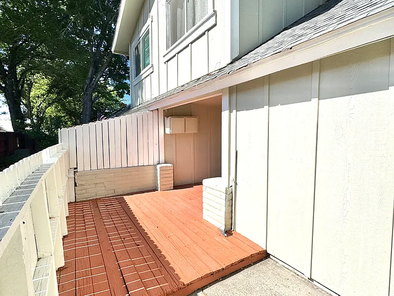 1601 London Cir — Photo 8
