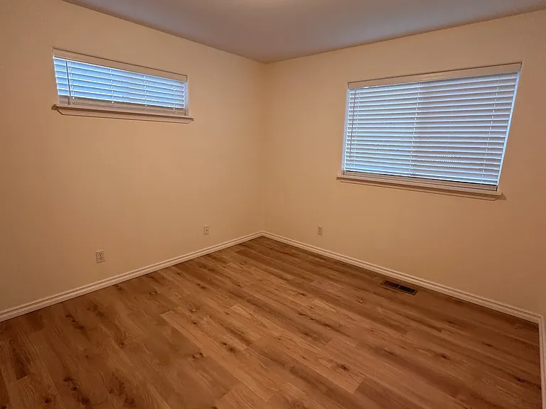 414 Louis Ln — Photo 18