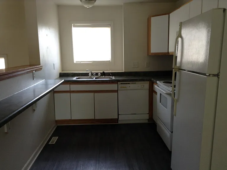 945 Apadana Ct — Photo 2