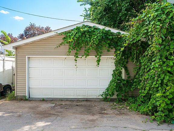 2nd image of 919 Lawson Ave E