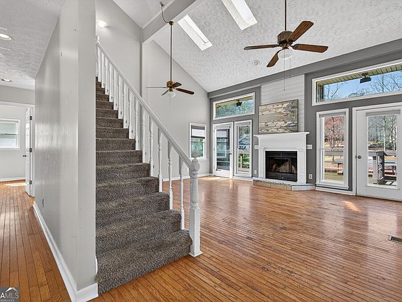 2nd image of 10083 Lakeview Pkwy