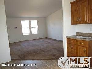 022-202518 - living room (2)