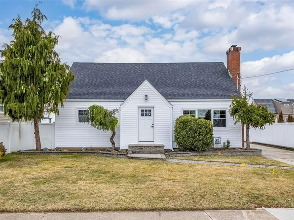 45 Fallwood Parkway, Farmingdale, NY 11735