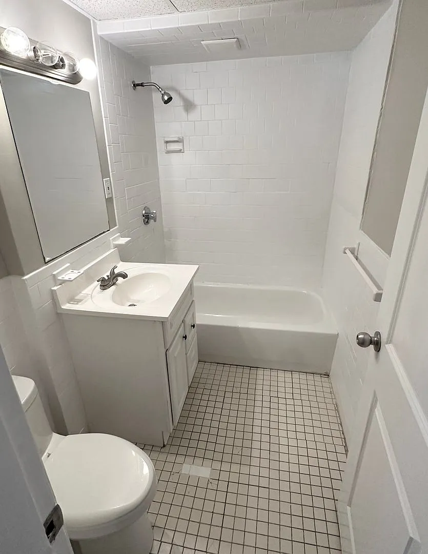 2 Bedrooms | 1 Bathroom | Assigned Parking — Photo 3