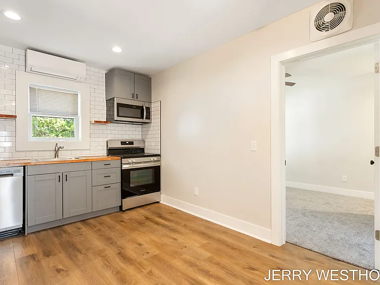715 Butterworth St SW #2 — Photo 12