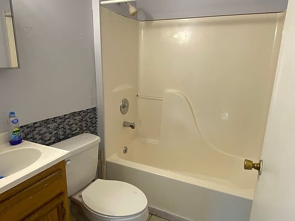 5th image of 122 Oakwood Rd APT H