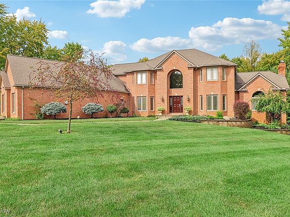 2nd image of 850 Crystalbrooke Dr