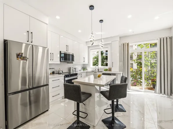 21 Galleria Pkwy #21, Markham, ON L3T 0A4