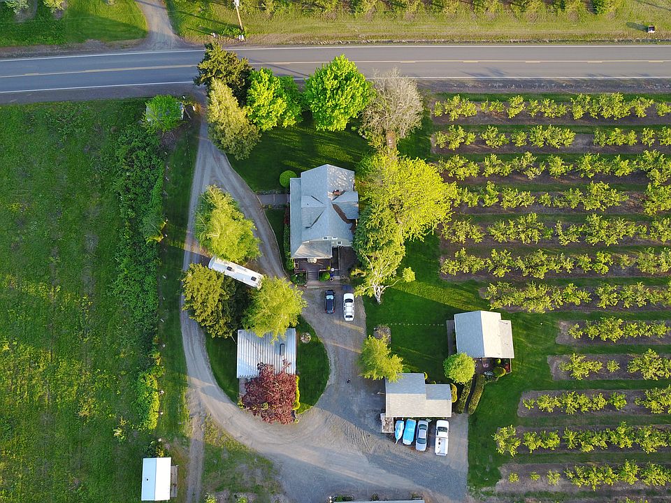 Main home + 2 guest houses
