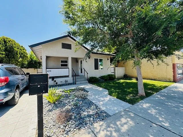 3 bed, 858 sqft, $3,800 — Photo 2