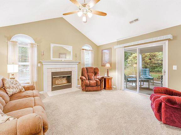 3rd image of 895 Shelbourne Pl