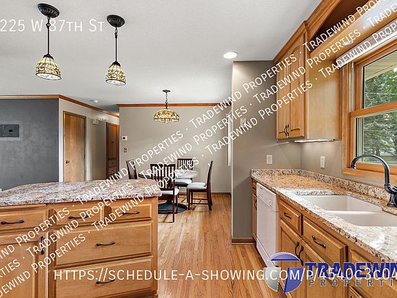 3rd image of 3225 W 87th St