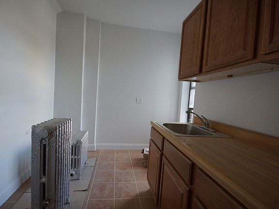 4th image of 1937 Daly Ave APT 21